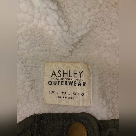 Hunter Green Hooded Vest, Sherpa Lined with Faux Fur Trim, Size Large - Picture 4 of 9